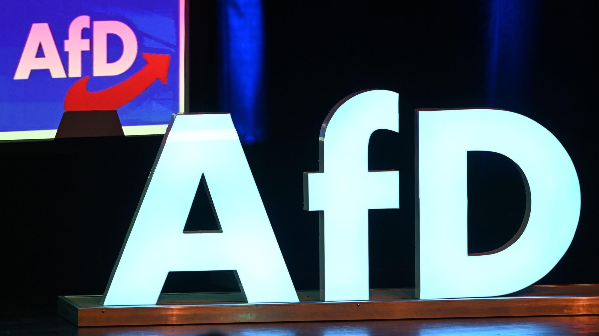 ARCHIV - 27.04.2024, Baden-Württemberg, Donaueschingen: Das Logo der Partei AfD steht bei einer Wahlkampfkundgebung in der Donauhalle. Im oberschwäbischen Weingarten hat die Stadt der AfD ein zweijähriges Nutzungsverbot für eine große Veranstaltungshalle erteilt. (zu dpa: «Stadt erteilt AfD Nutzungsverbot für Veranstaltungshalle») Foto: Bernd Weißbrod/dpa +++ dpa-Bildfunk +++