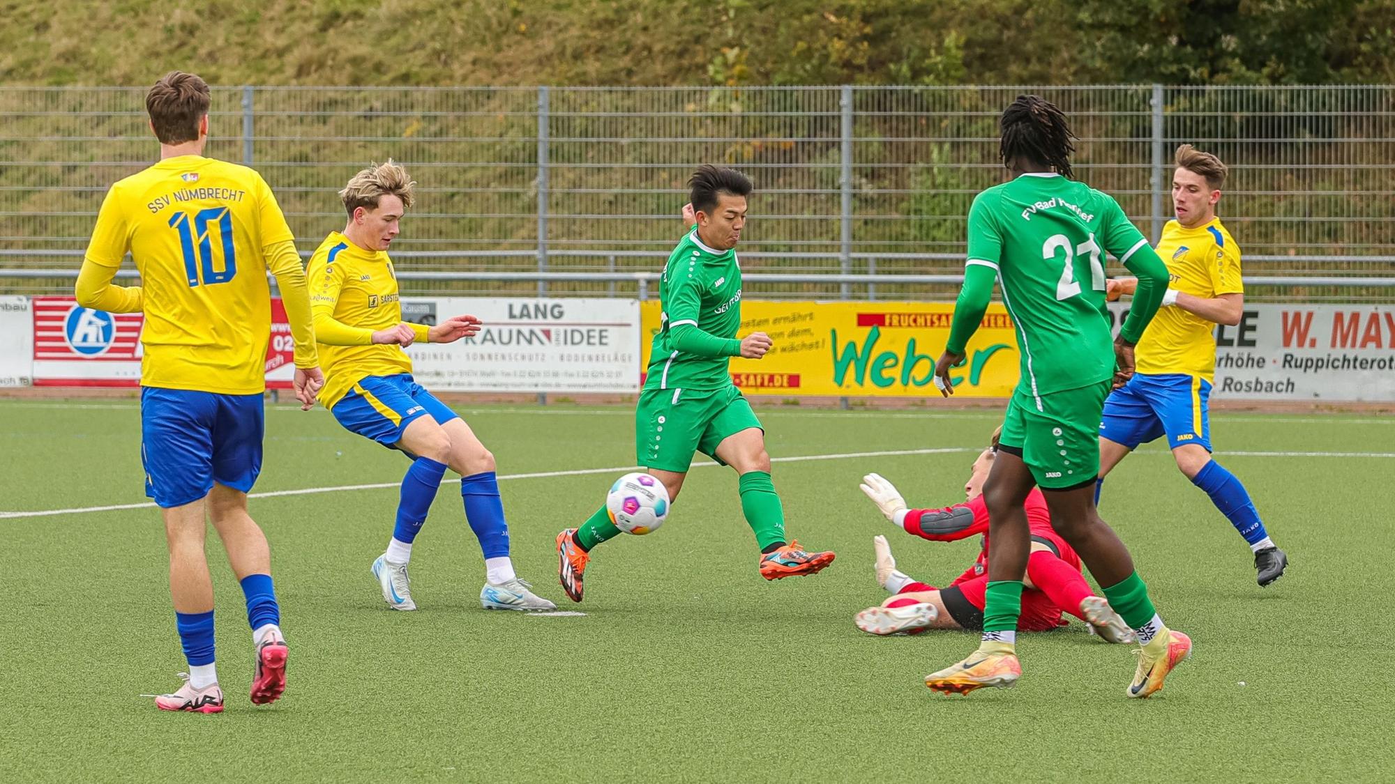 Eine Spielsituation auf dem Fußballplatz zwischen dem SSV Nümbrecht und Bad Honnef in der Landesliga.