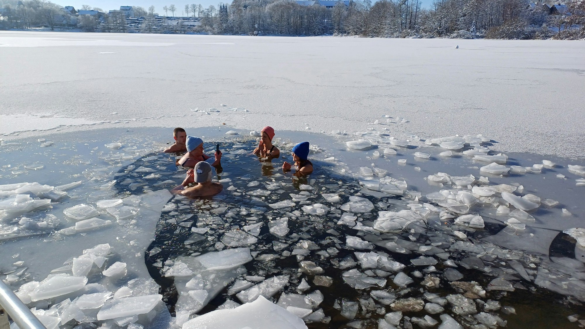 Mehrere Schwimmer beim Eisbaden in der Bruchertalsperre.
