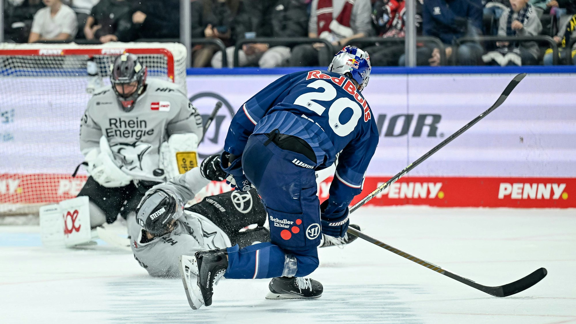Kölner Bollwerk: Haie-Torwart Julius Hudacek pariert einen Schuss von Münchens Andreas Eder (vorne).