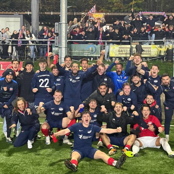 Das Team des TV Hoffnungsthal jubelt vor den Fans