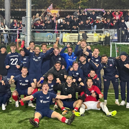 Das Team des TV Hoffnungsthal jubelt vor den Fans