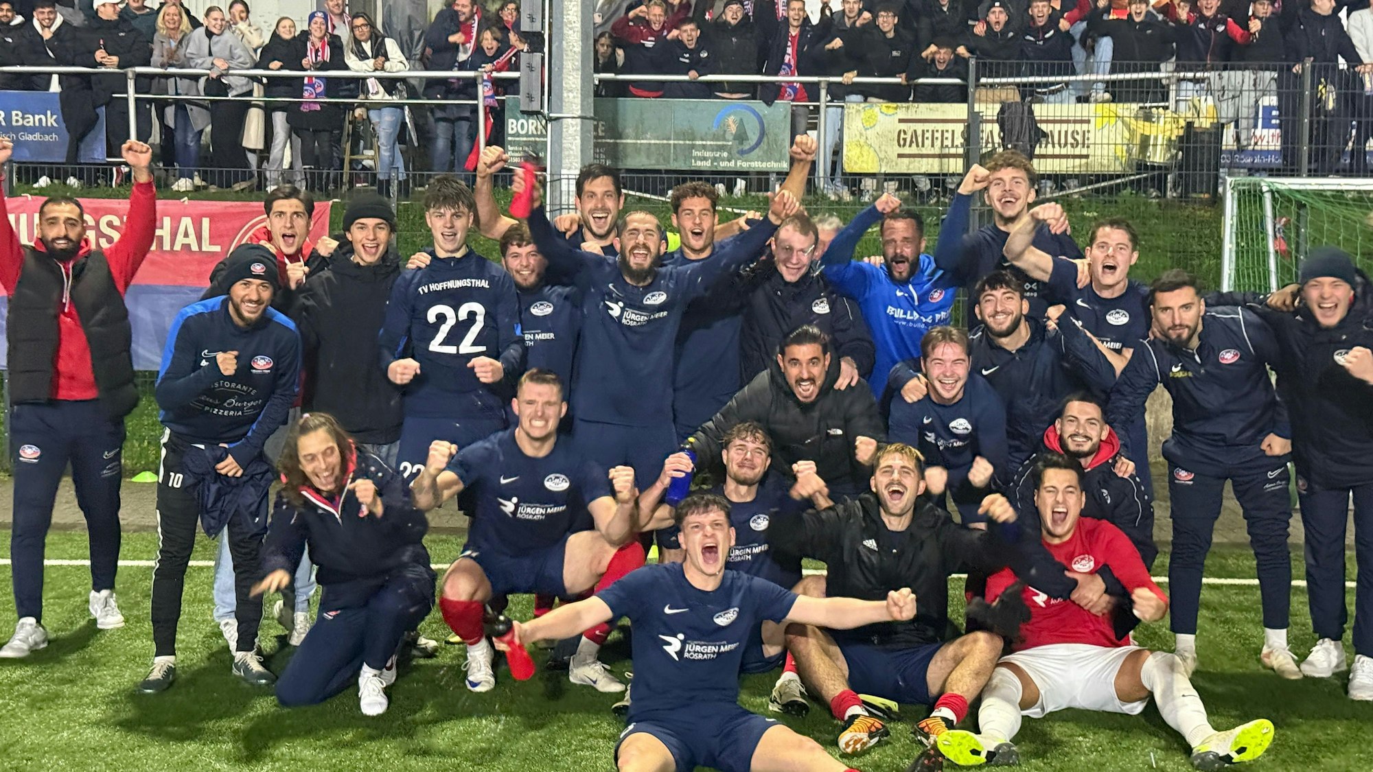 Das Team des TV Hoffnungsthal jubelt vor den Fans