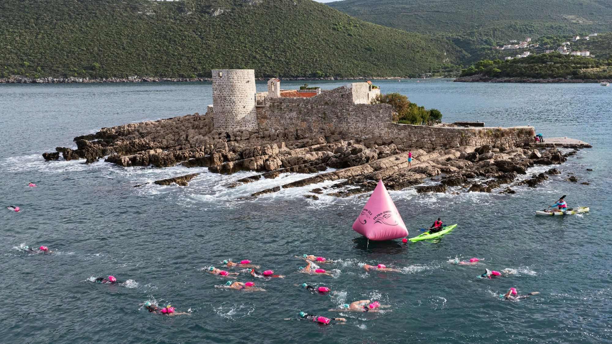 Blick aufs Meer in Montenegro, in dem ein Schwimmwettkampf stattfindet.