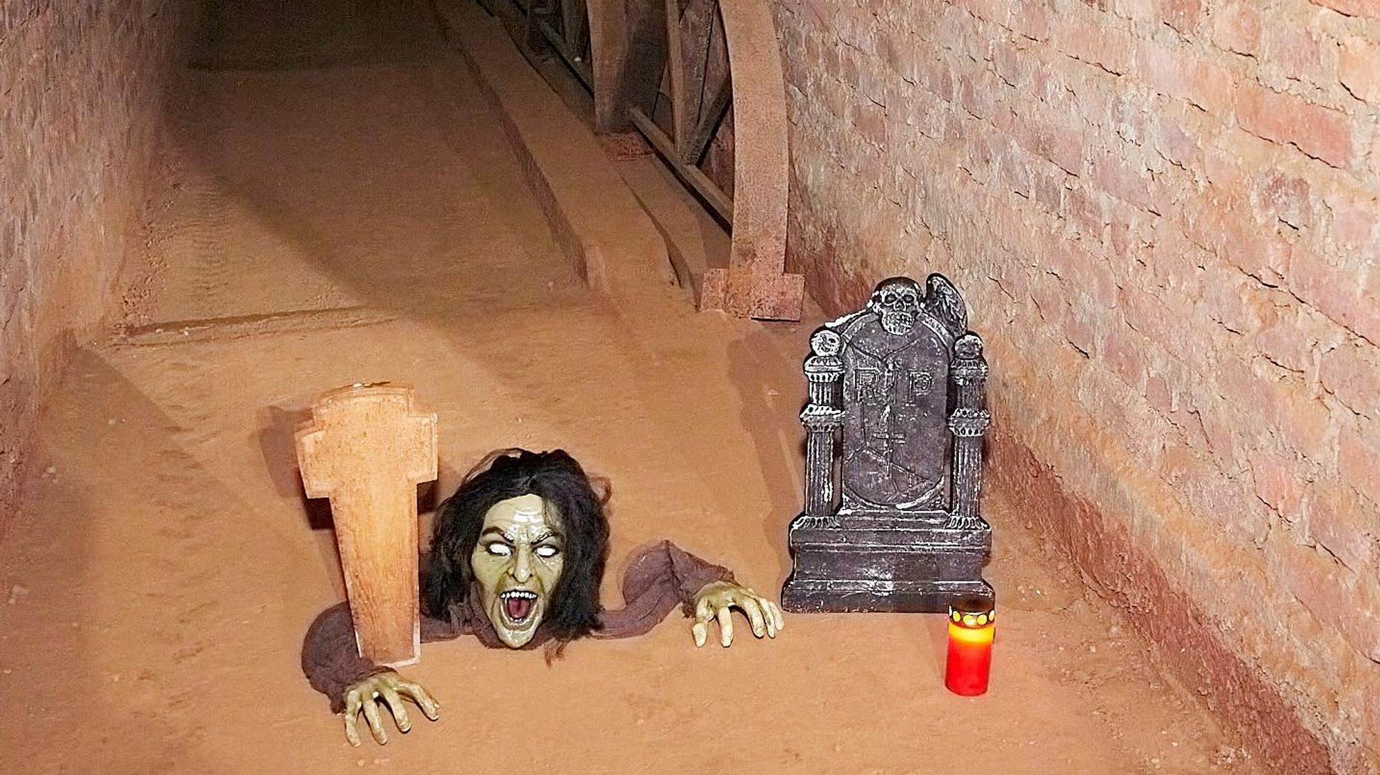 Ein Teil der Halloween-Dekoration im Besucherbergwerk Mechernich war das Gruselwesen mit grünem Gesicht, das aus einem Grab kriecht.