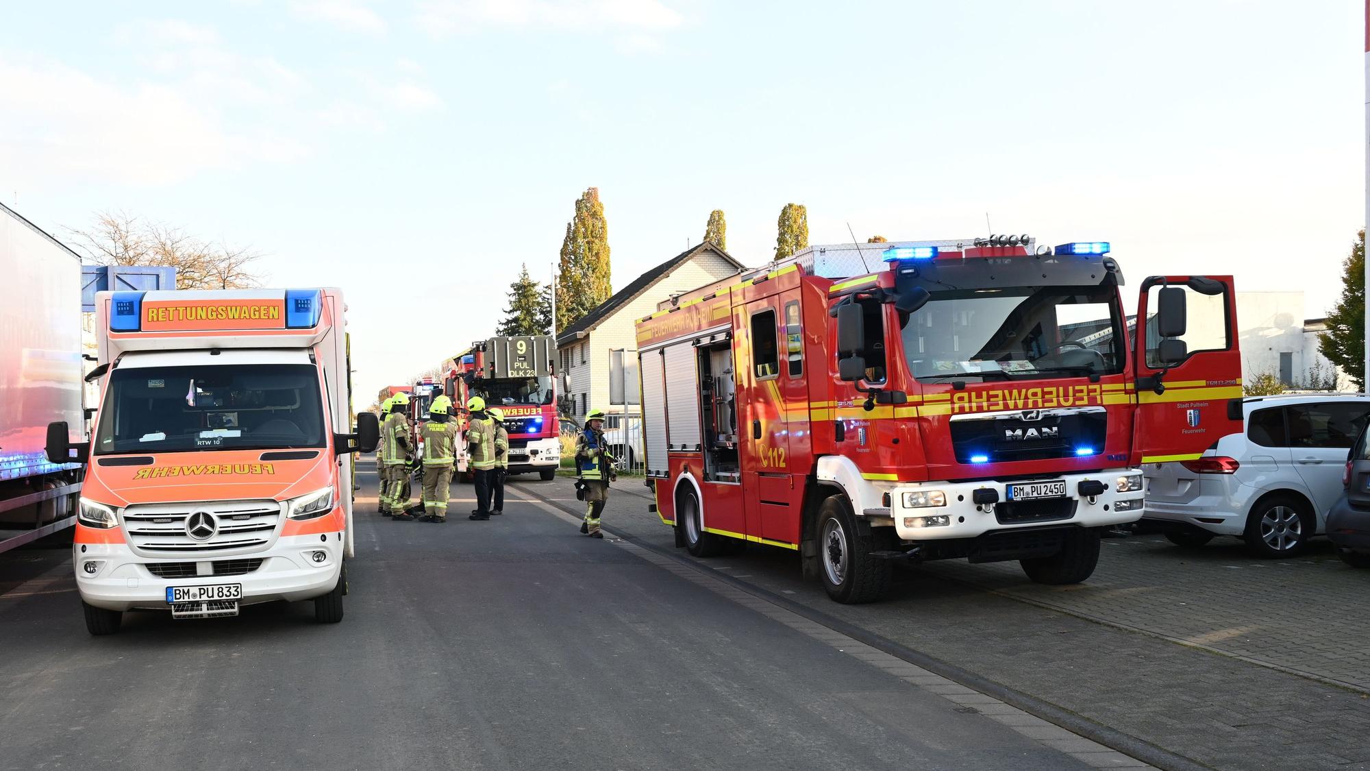 Auf dem Bild sind die Rettungskräfte mit mehreren Fahrzeugen im Einsatz zu sehen.
