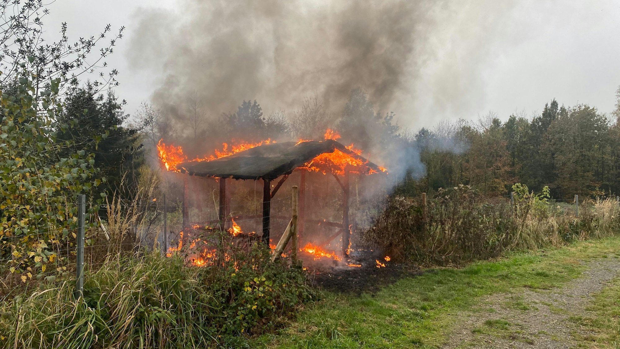 Eine brennende Holzhütte an einem Wanderweg bei Lindlar.