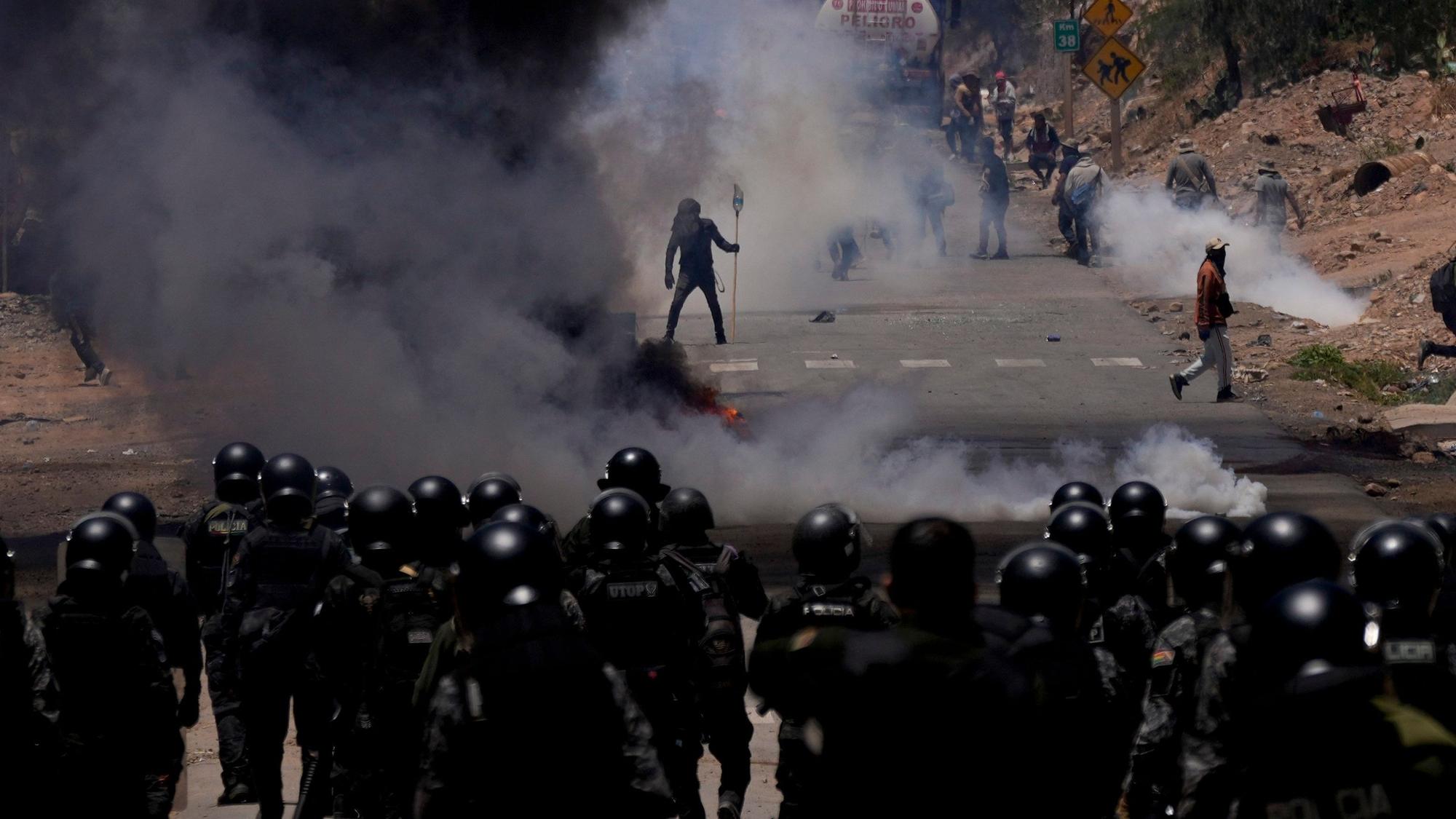 Die Polizei setzt Tränengas gegen Anhänger des ehemaligen Präsidenten Evo Morales ein, die seit Tagen Straßen blockieren.
