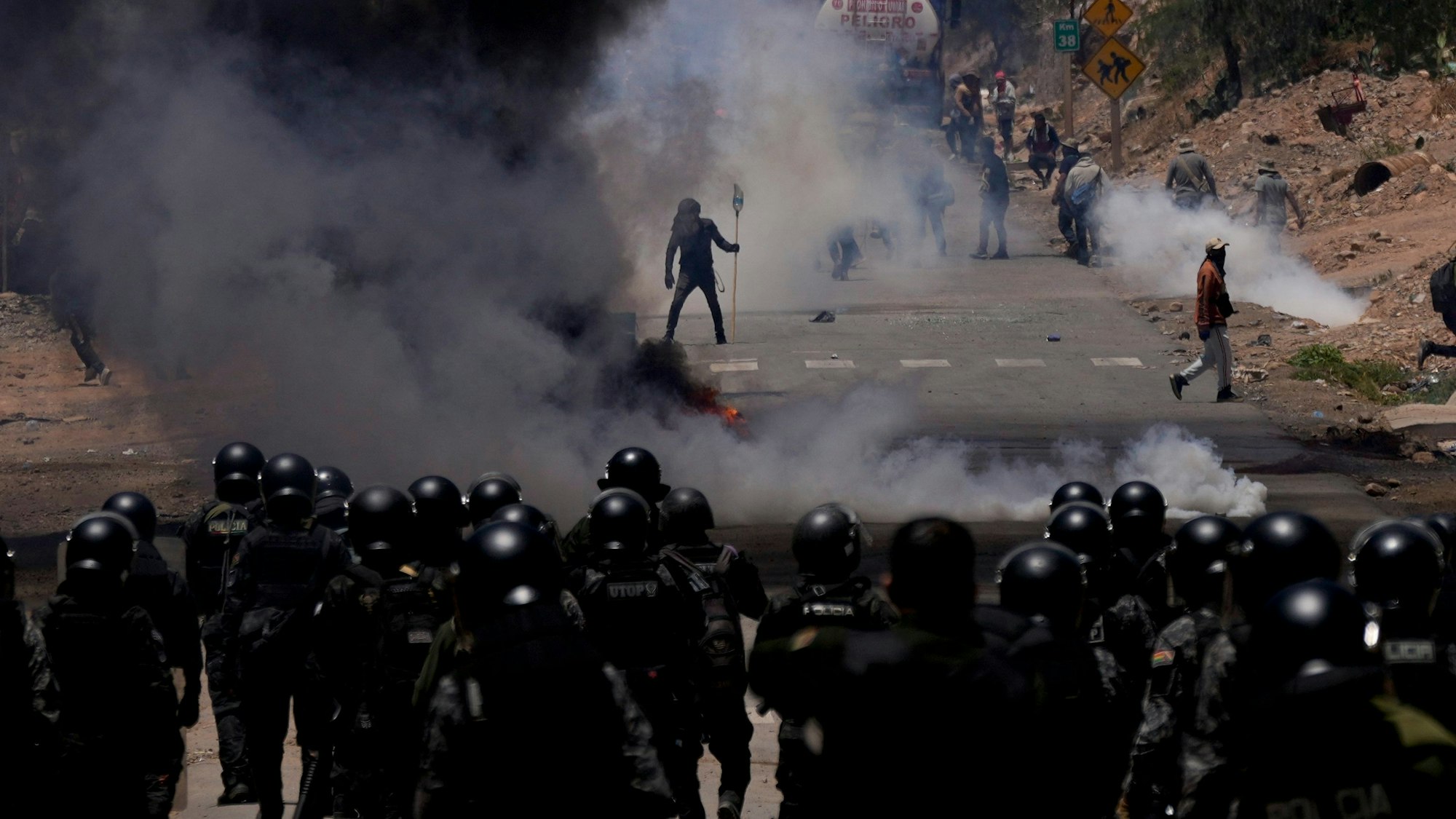 Die Polizei setzt Tränengas gegen Anhänger des ehemaligen Präsidenten Evo Morales ein, die seit Tagen Straßen blockieren.