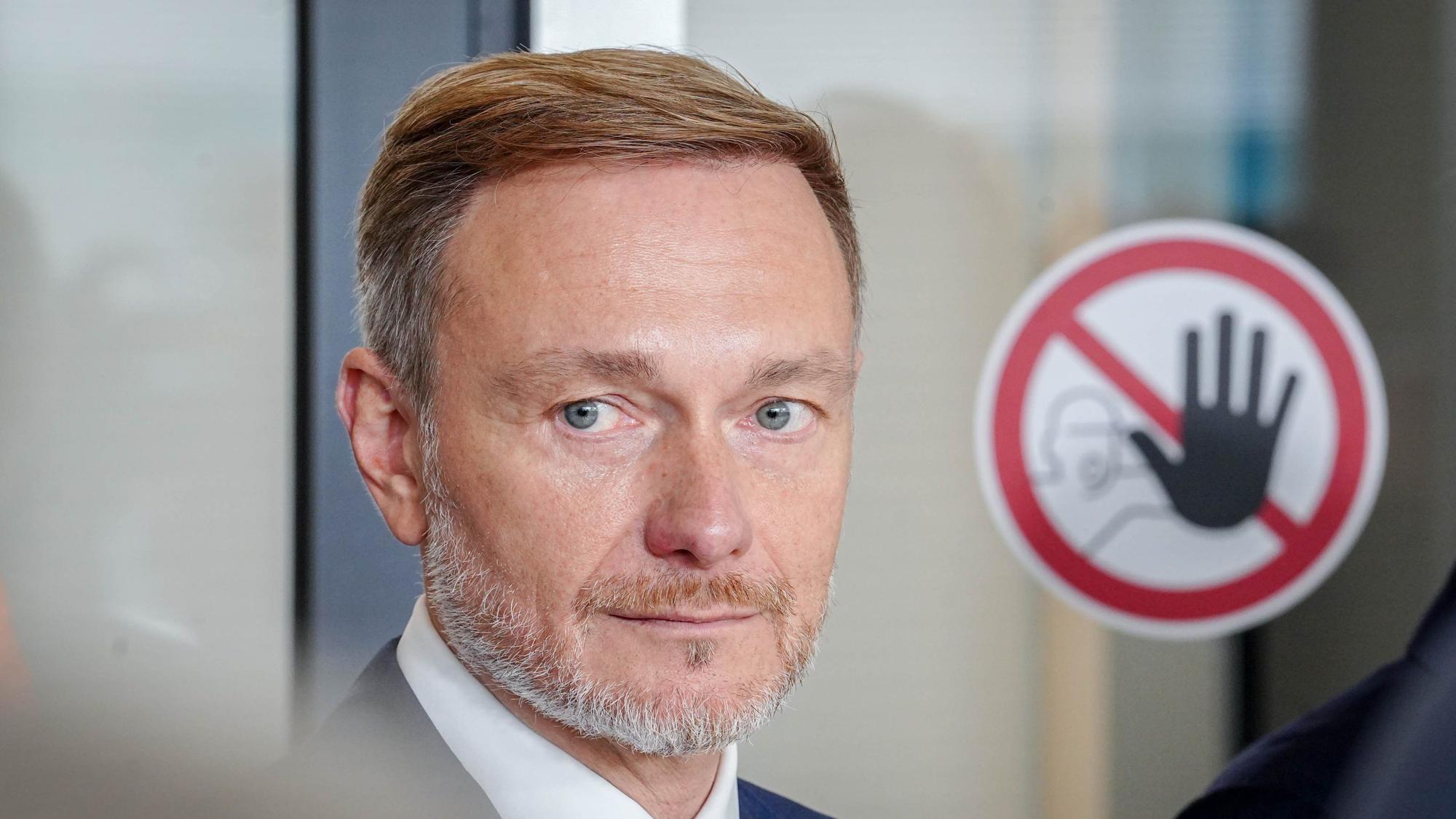 ARCHIV - 29.10.2024, Berlin: Christian Lindner (FDP), Bundesminister der Finanzen und FDP-Parteivorsitzender, steht nach dem Treffen seiner Fraktion mit Wirtschaftsverbänden im Reichstagsgebäude auf der Fraktionsebene des Bundestags neben einem Halte-Hinweisschild. (zu dpa: «Neues Lindner-Papier könnte Diskussion über Ampel anheizen») Foto: Kay Nietfeld/dpa +++ dpa-Bildfunk +++