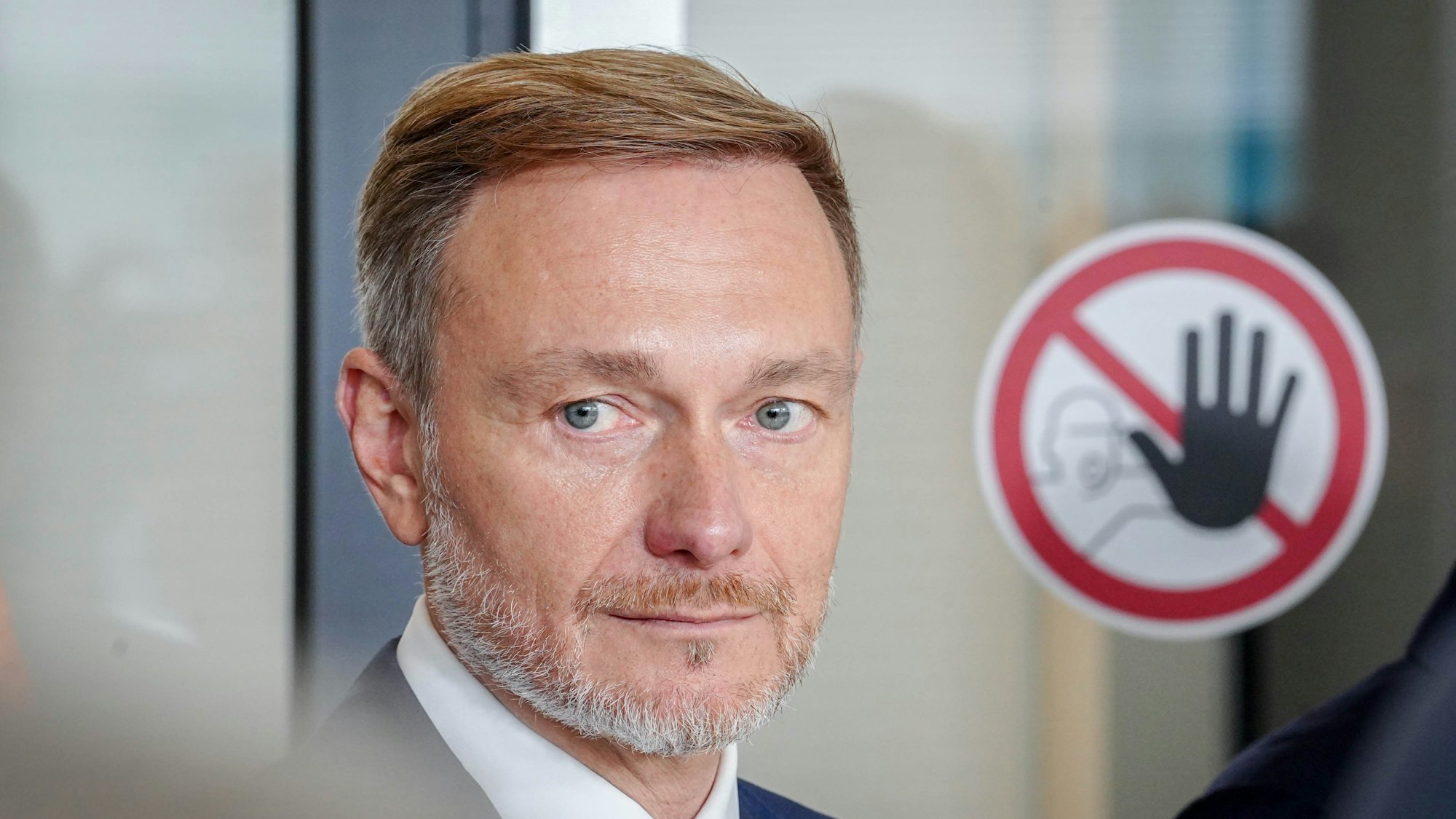 ARCHIV - 29.10.2024, Berlin: Christian Lindner (FDP), Bundesminister der Finanzen und FDP-Parteivorsitzender, steht nach dem Treffen seiner Fraktion mit Wirtschaftsverbänden im Reichstagsgebäude auf der Fraktionsebene des Bundestags neben einem Halte-Hinweisschild. (zu dpa: «Neues Lindner-Papier könnte Diskussion über Ampel anheizen») Foto: Kay Nietfeld/dpa +++ dpa-Bildfunk +++