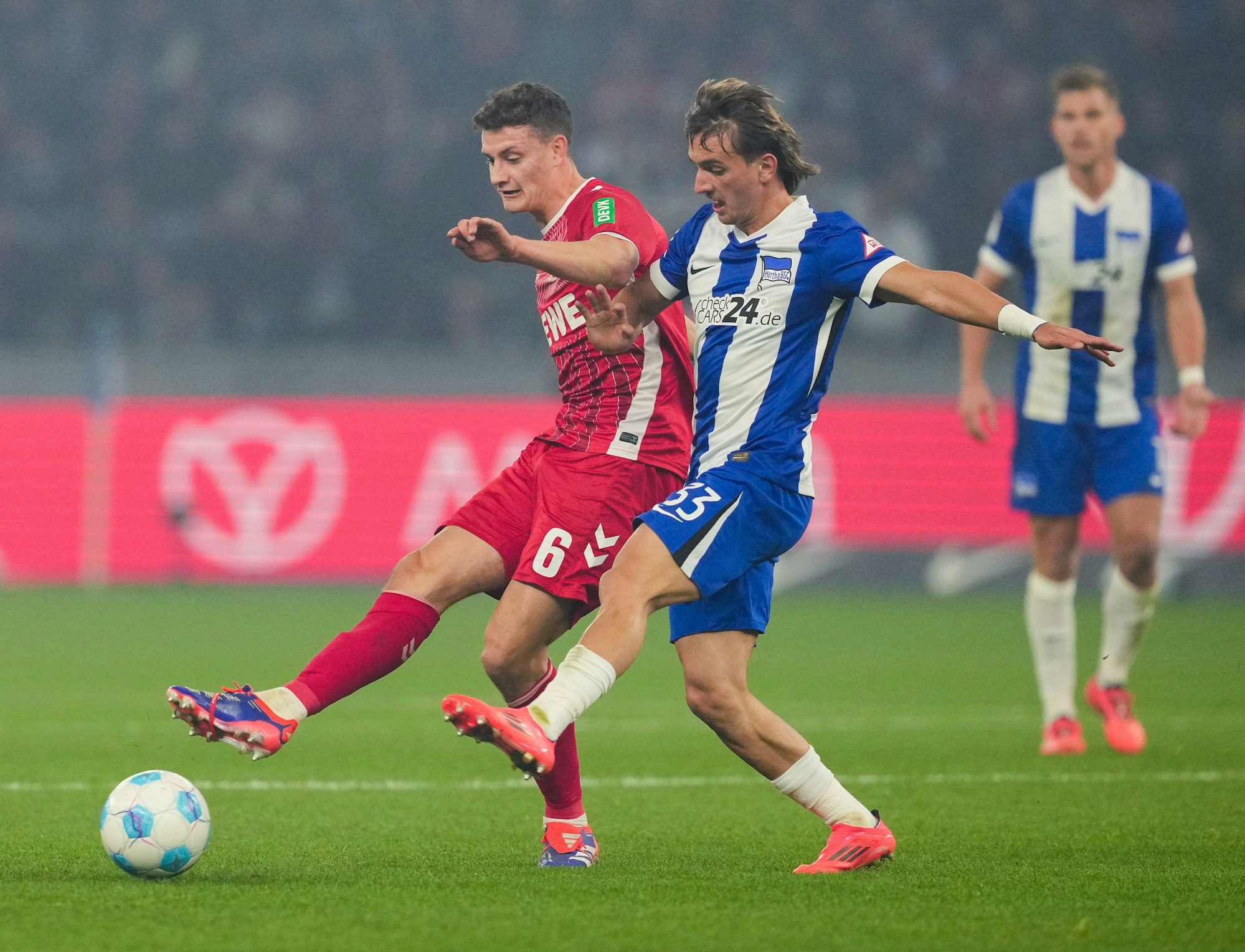 02.11.2024, Berlin: Fußball: 2. Bundesliga, Hertha BSC - 1. FC Köln, 11. Spieltag, Olympiastadion, Kölns Eric Martel (l) in Aktion gegen Herthas Michal Karbownik.