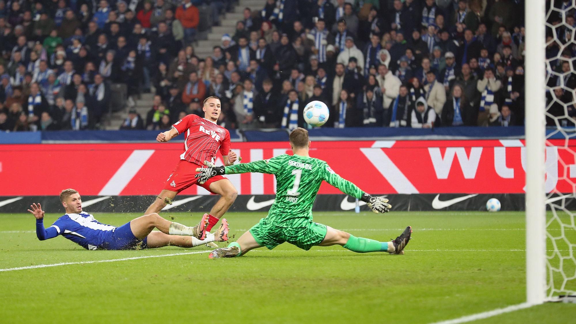 Tim Lemperle 1.FC Köln, Koeln erzielt das Tor zum 0:1 gegen Tjark Ernst Hertha BSC Berlin.