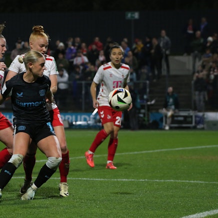 01.11.2024, xgrfx, Fussball Google Pixel Frauen-Bundesliga, 1.FC Köln - Bayer 04 Leverkusen emspor, v.l. Adriana Achcinska, Laura Vogt 1.FC Köln, Cornelia Kramer Bayer Leverkusen DFL/DFB REGULATIONS PROHIBIT ANY USE OF PHOTOGRAPHS as IMAGE SEQUENCES and/or QUASI-VIDEO Köln *** 01 11 2024, xgrfx, Soccer Google Pixel Women Bundesliga, 1 FC Köln Bayer 04 Leverkusen emspor, v l Adriana Achcinska, Laura Vogt 1 FC Köln , Cornelia Kramer Bayer Leverkusen DFL DFB REGULATIONS PROHIBIT ANY USE OF PHOTOGRAPHS as IMAGE SEQUENCES and or QUASI VIDEO Köln