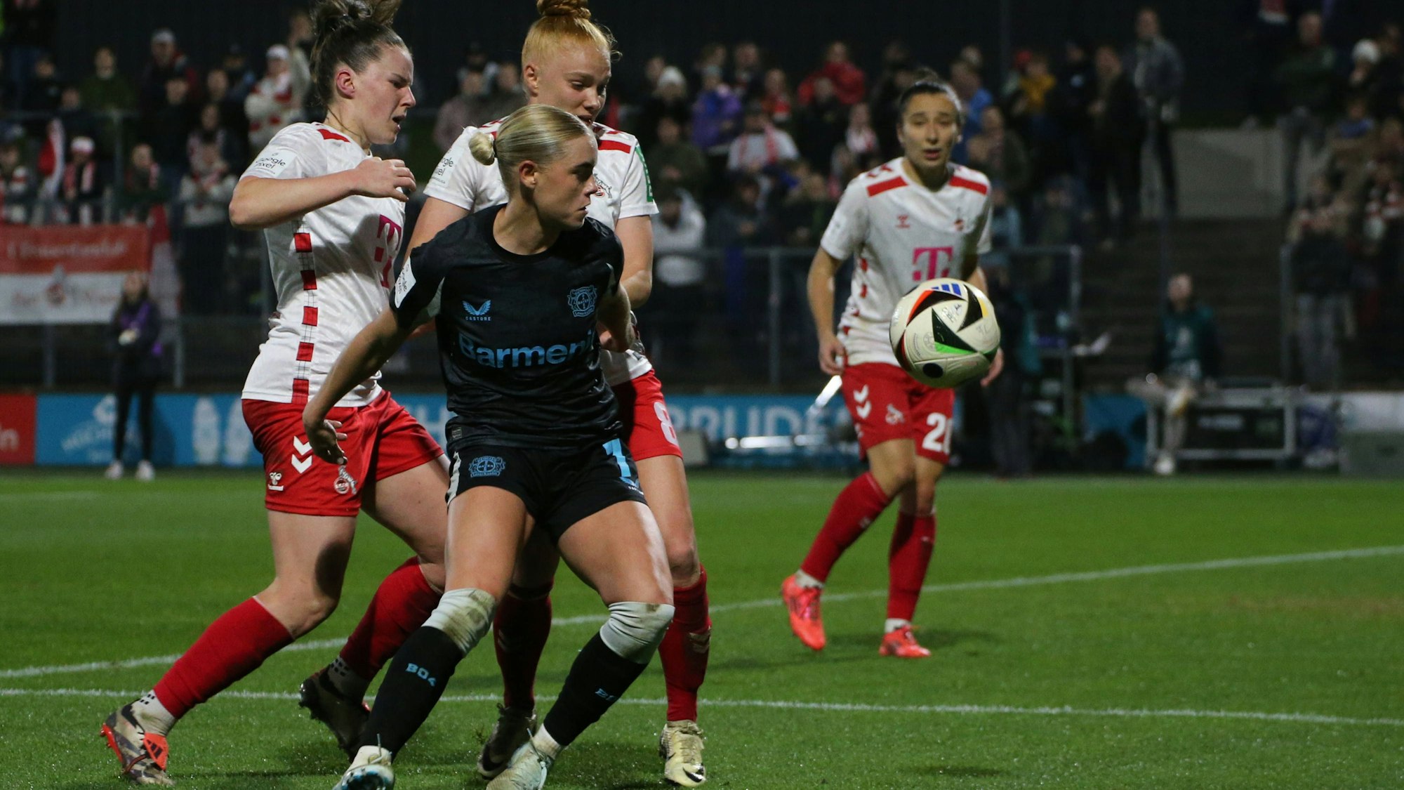 01.11.2024, xgrfx, Fussball Google Pixel Frauen-Bundesliga, 1.FC Köln - Bayer 04 Leverkusen emspor, v.l. Adriana Achcinska, Laura Vogt 1.FC Köln, Cornelia Kramer Bayer Leverkusen DFL/DFB REGULATIONS PROHIBIT ANY USE OF PHOTOGRAPHS as IMAGE SEQUENCES and/or QUASI-VIDEO Köln *** 01 11 2024, xgrfx, Soccer Google Pixel Women Bundesliga, 1 FC Köln Bayer 04 Leverkusen emspor, v l Adriana Achcinska, Laura Vogt 1 FC Köln , Cornelia Kramer Bayer Leverkusen DFL DFB REGULATIONS PROHIBIT ANY USE OF PHOTOGRAPHS as IMAGE SEQUENCES and or QUASI VIDEO Köln