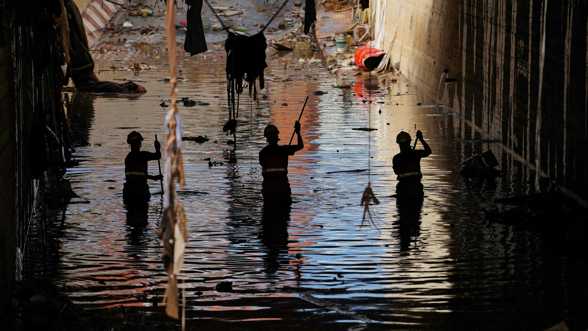 Feuerwehrleute suchen in den Trümmern nach weiteren Todesopfern. Mehr als 200 Menschen sind bei Unwetter in Spanien gestorben, viele werden weiterhin vermisst.