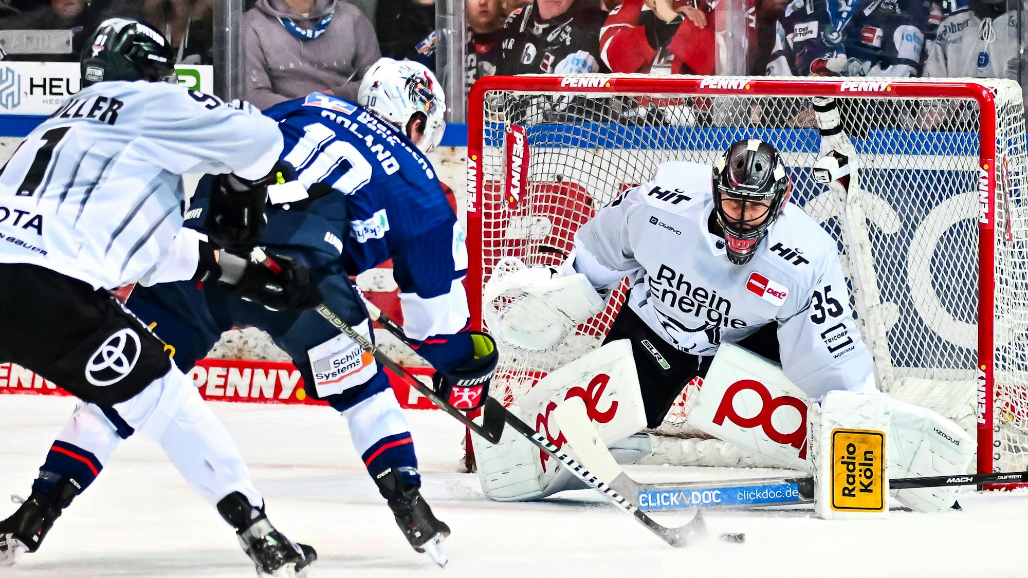 Zu oft im Mittelpunkt: Haie-Torwart Julius Hudacek wehrt gegen Iserlohns Stürmer Tyler Boland ab.