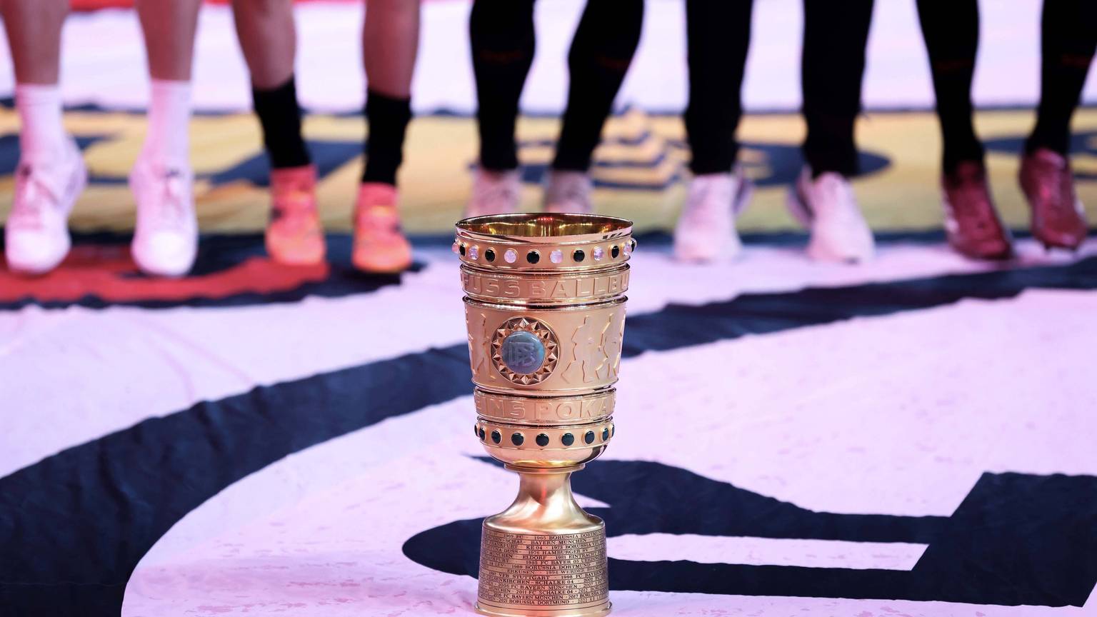 Fußball DFB-Pokal Finale 1. FC Kaiserslautern - Bayer 04 Leverkusen am 25.05.2024 im Olympiastadion in Berlin DFB Pokal zu Füßen der Leverkusener Mannschaft