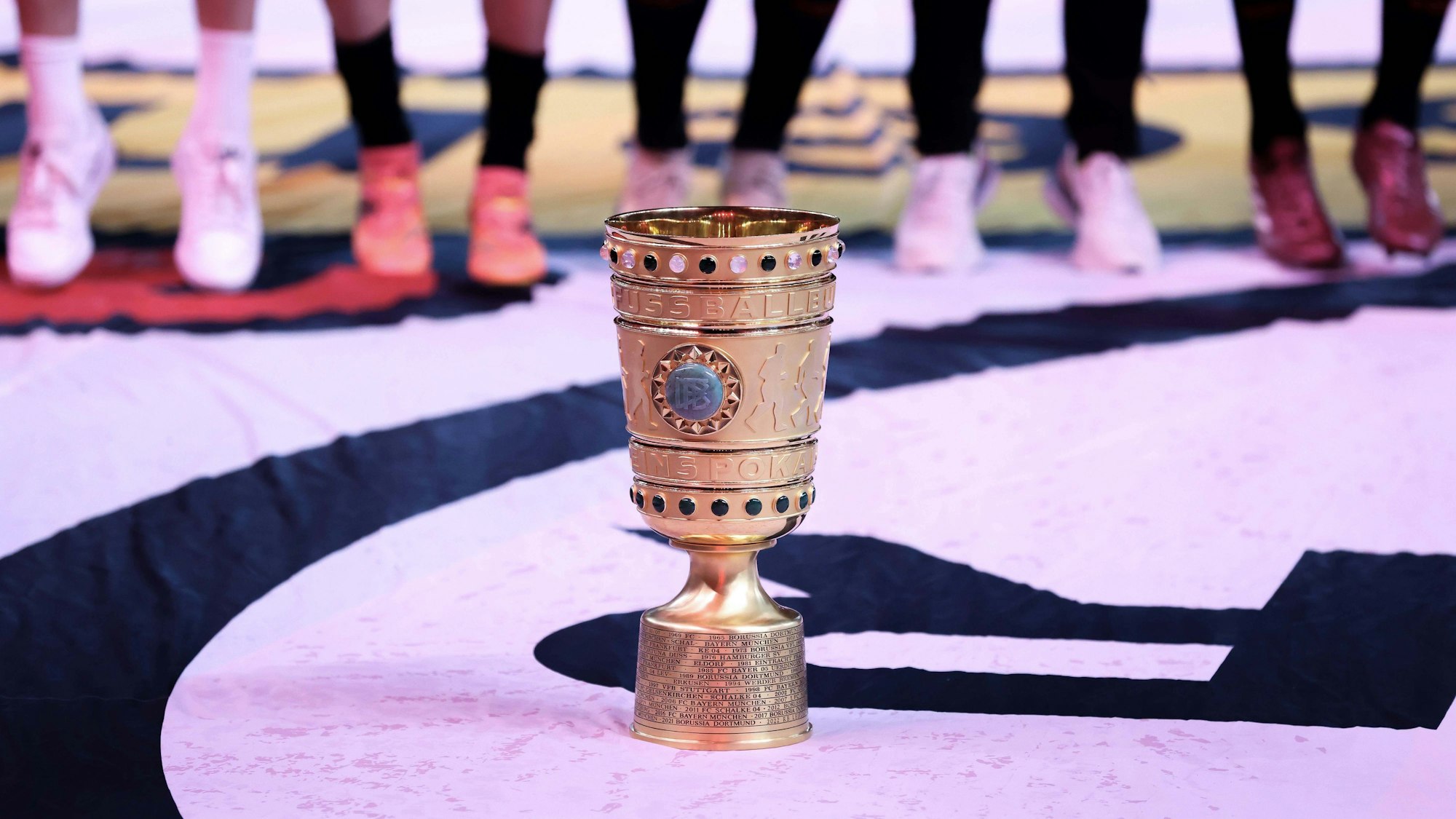 Fußball DFB-Pokal Finale 1. FC Kaiserslautern - Bayer 04 Leverkusen am 25.05.2024 im Olympiastadion in Berlin DFB Pokal zu Füßen der Leverkusener Mannschaft