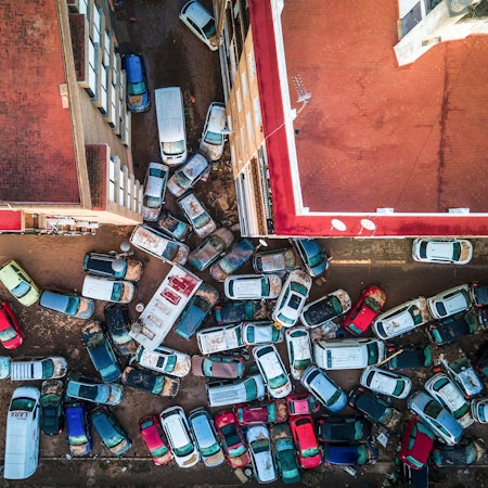 Dutzende Fahrzeuge stehen nach heftigen Unwettern von den Fluten zusammengeschoben in einer Straße im spanischen Valencia. Immer noch werden viele Menschen vermisst.