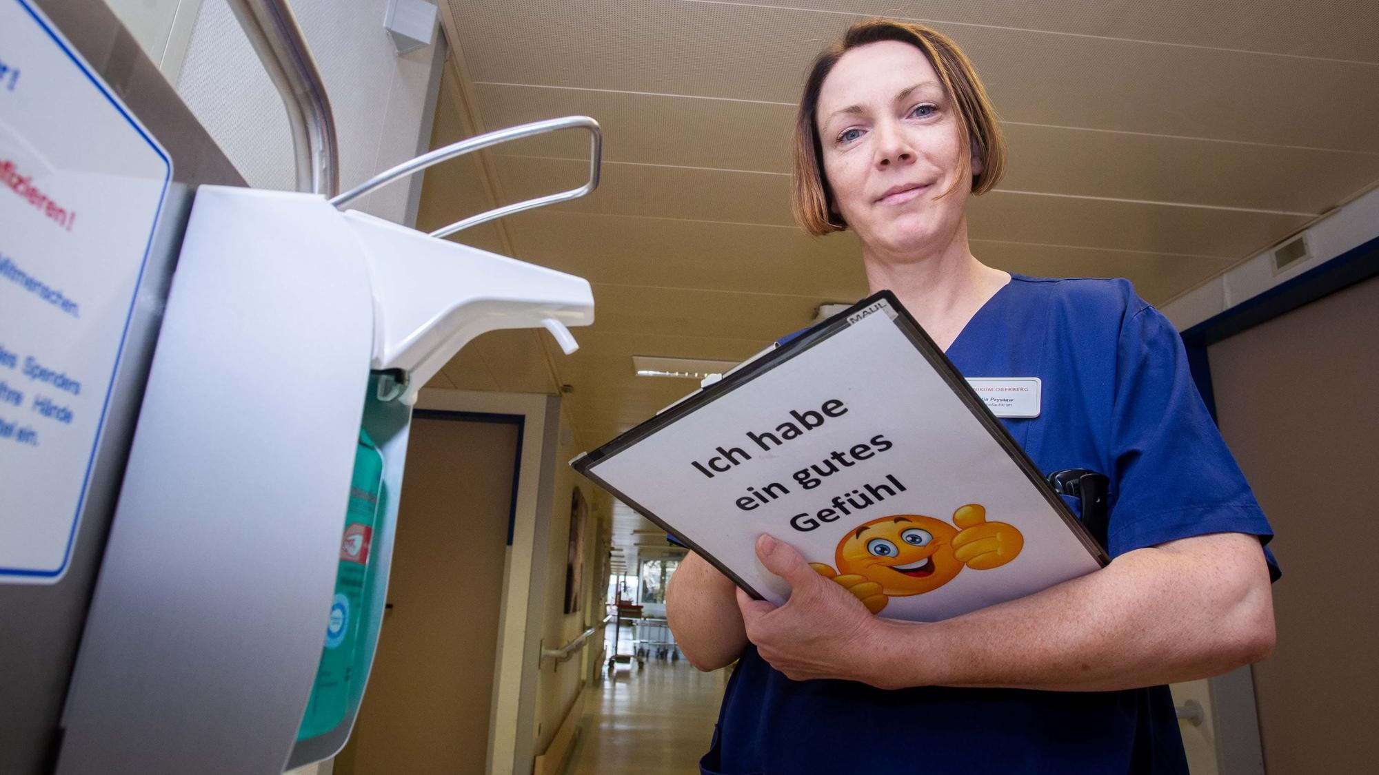 Katja Prystaw kontrolliert bei einer Begehung mit motivierendem Klemmbrett die Hygienemaßnahmen auf einer Station, während