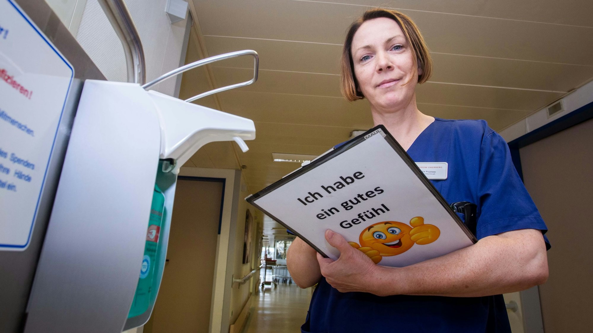 Katja Prystaw kontrolliert bei einer Begehung mit motivierendem Klemmbrett die Hygienemaßnahmen auf einer Station, während