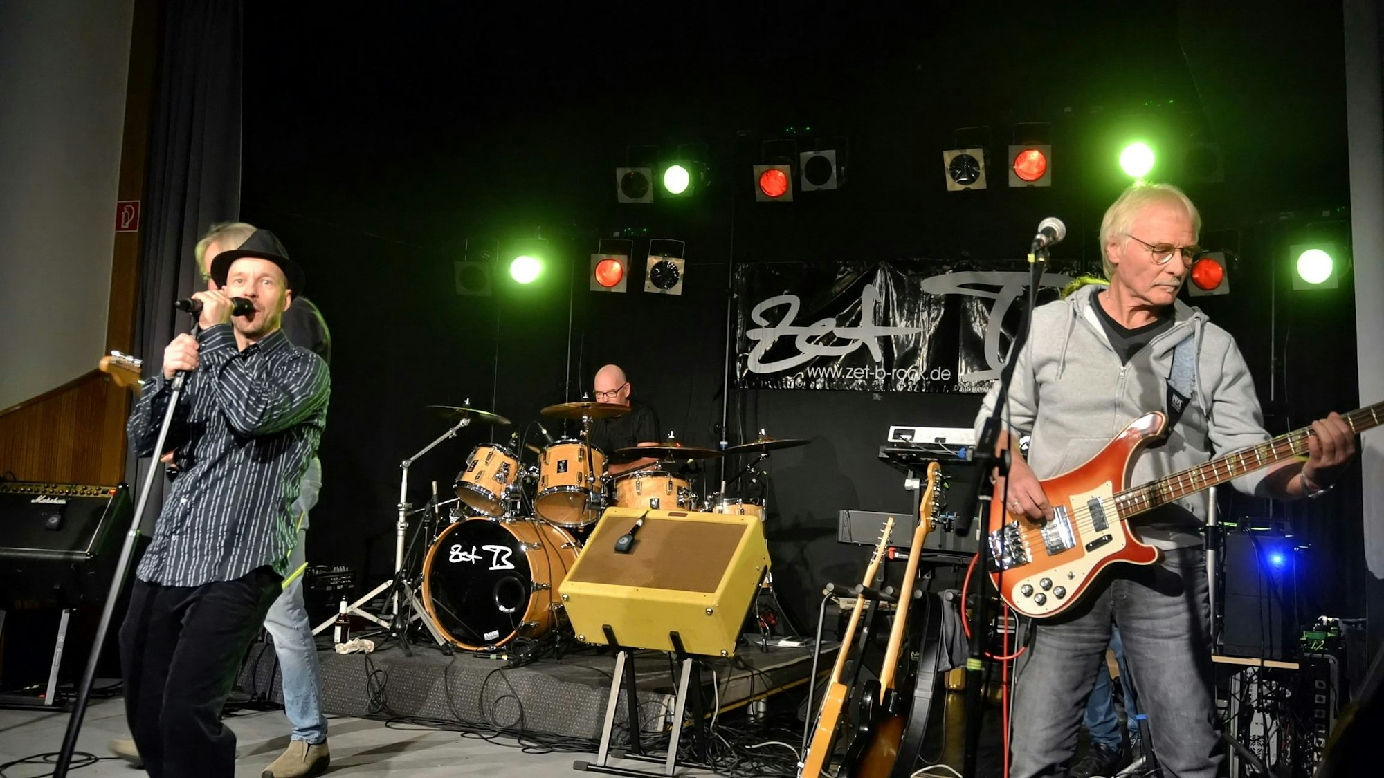 Eine Band tritt auf einer Bühne auf.
