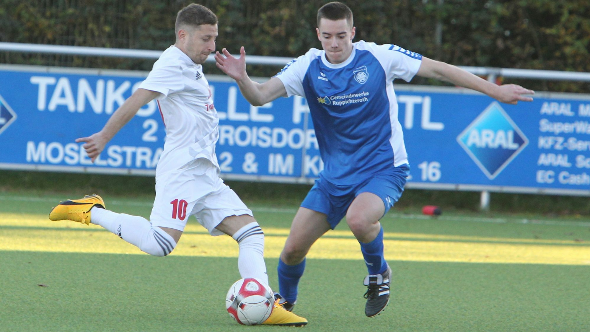 Claudio Cardillo (links) von RW Hütte zieht gegen den Bröltaler Nico Müller ab.