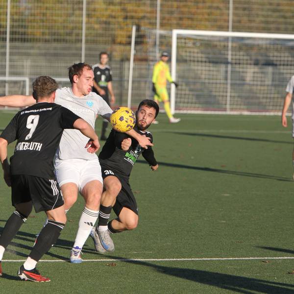 Hangelars Lars Radzey (links) im Duell mit Neunkirchens gegen Berkay Cubukcu.