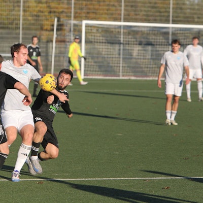 Hangelars Lars Radzey (links) im Duell mit Neunkirchens gegen Berkay Cubukcu.
