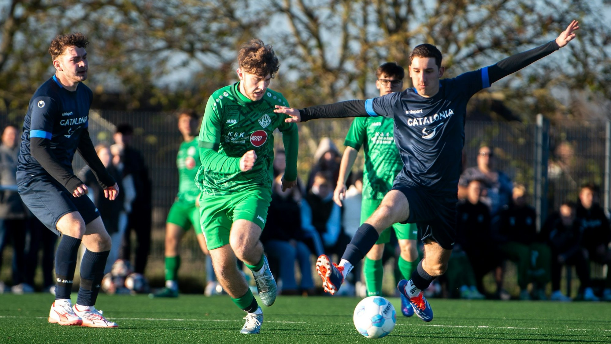 Das Bild zeigt einen Zweikampf im Fußballspiel zwischen Vernich und Bessenich.