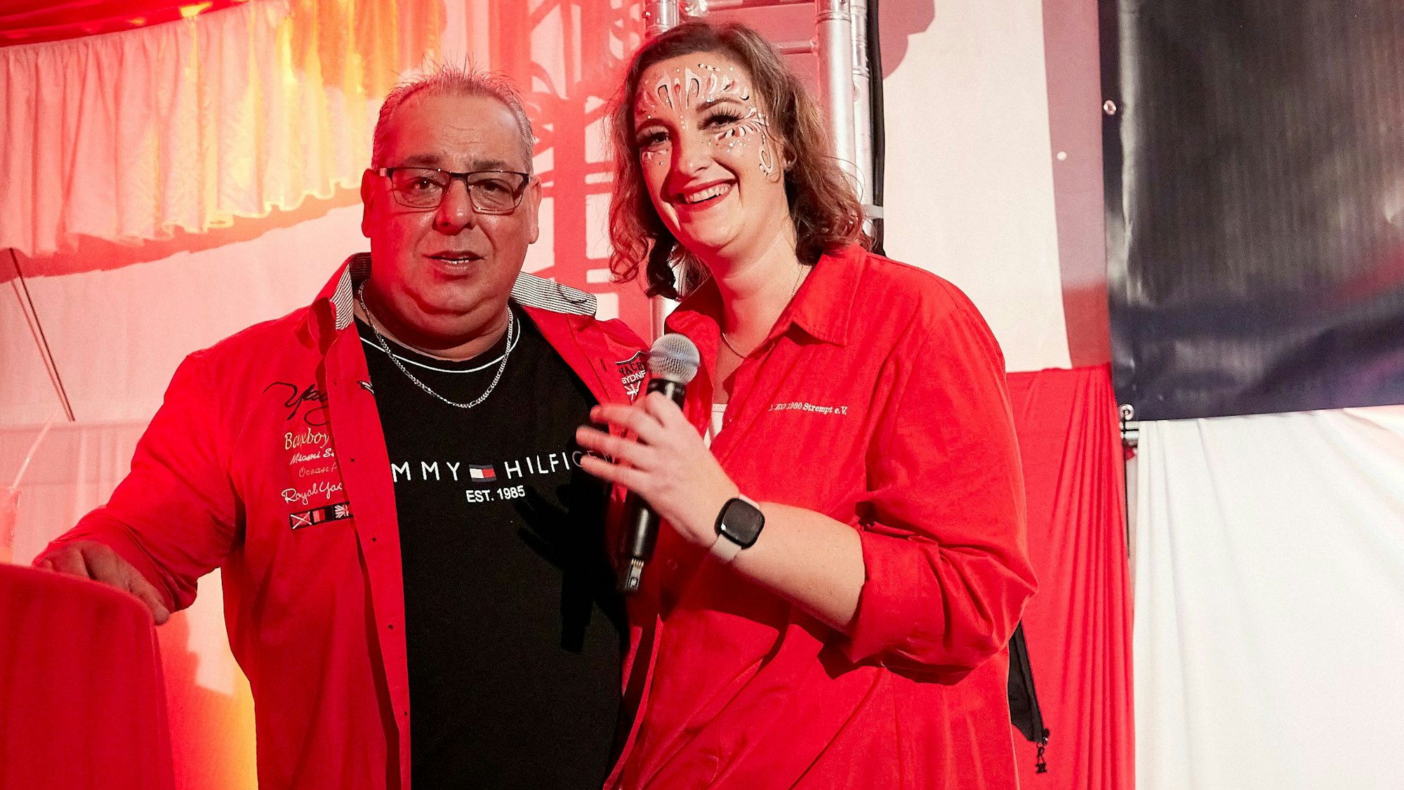 Ein Mann und eine Frau tragen rote Kleidung.