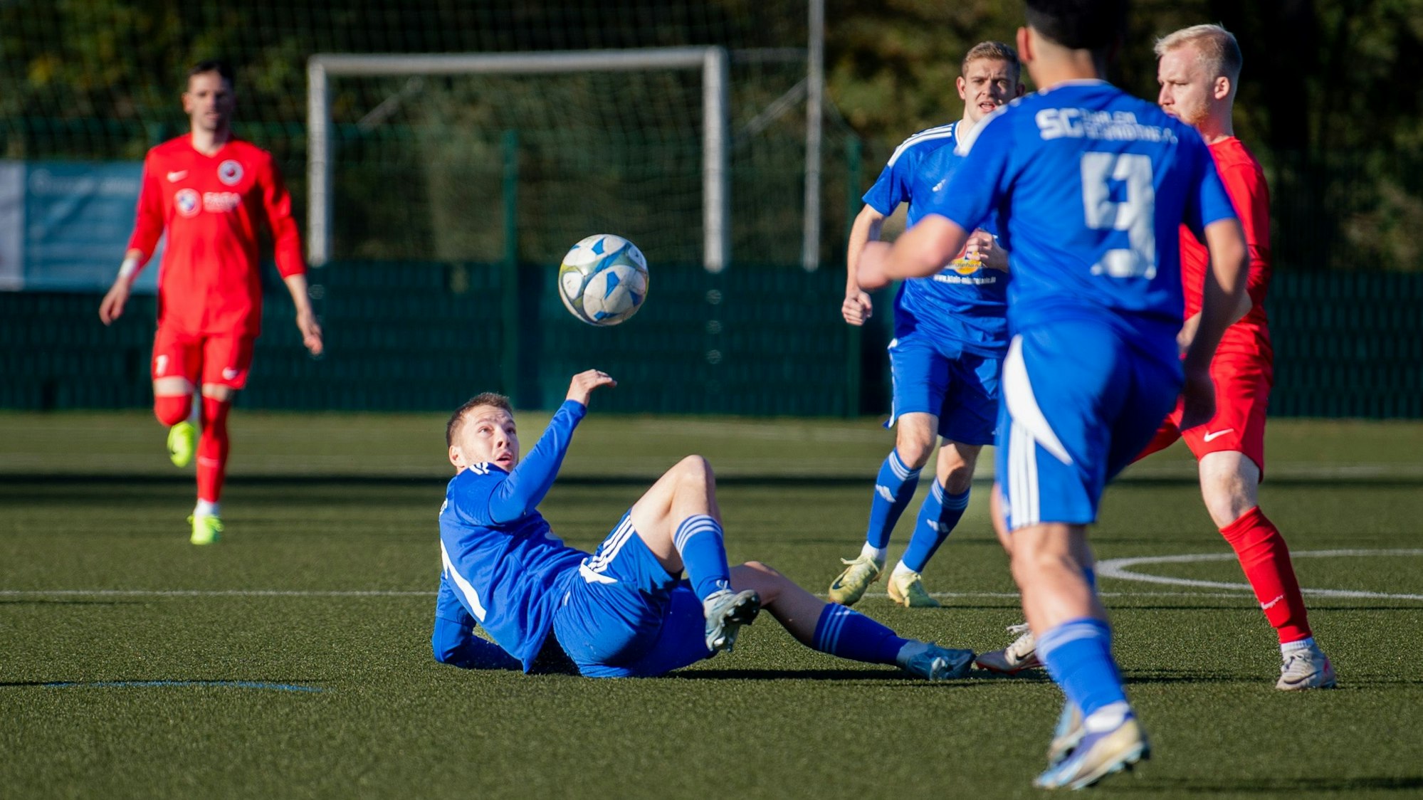 Die beschriebene Spielszene mit Leon Ingenhaag am Boden.