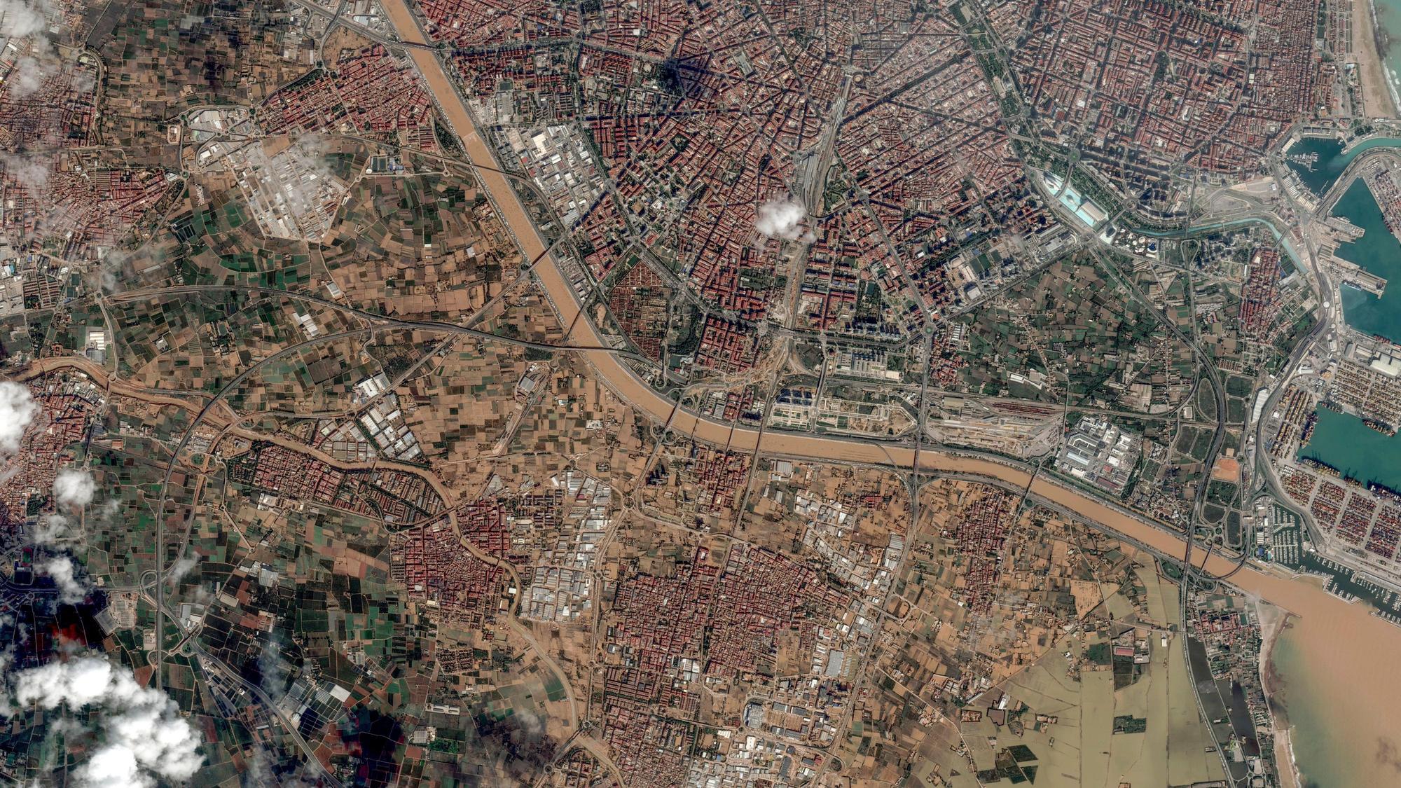 HANDOUT - 31.10.2024, Spanien, Valencia: Dieses von Maxar Technologies veröffentlichte Satellitenbild zeigt ein Gebiet in Valencia, das von Überschwemmungen betroffen ist. Foto: Uncredited/Maxar Technologies/AP/dpa - ACHTUNG: Nur zur redaktionellen Verwendung und nur mit vollständiger Nennung des vorstehenden Credits ACHTUNG: Verwendung nur bis zum 14.11.2024. +++ dpa-Bildfunk +++