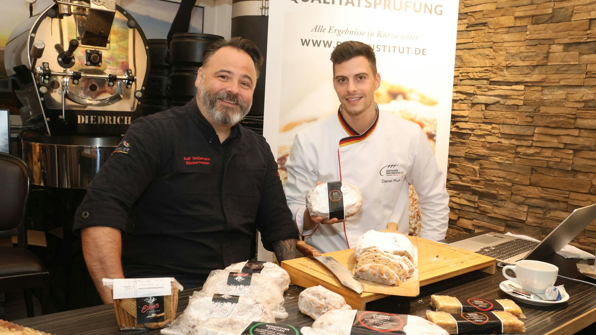 Stollenprüfung Bäckerinnung, Gastgeber Ralf Gießelmann (l.) mit Brotprüfer Daniel Wolf