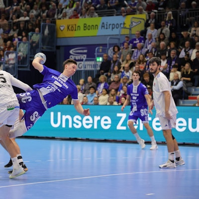 Handballer Ole Pregler bei einem Torabschluss.