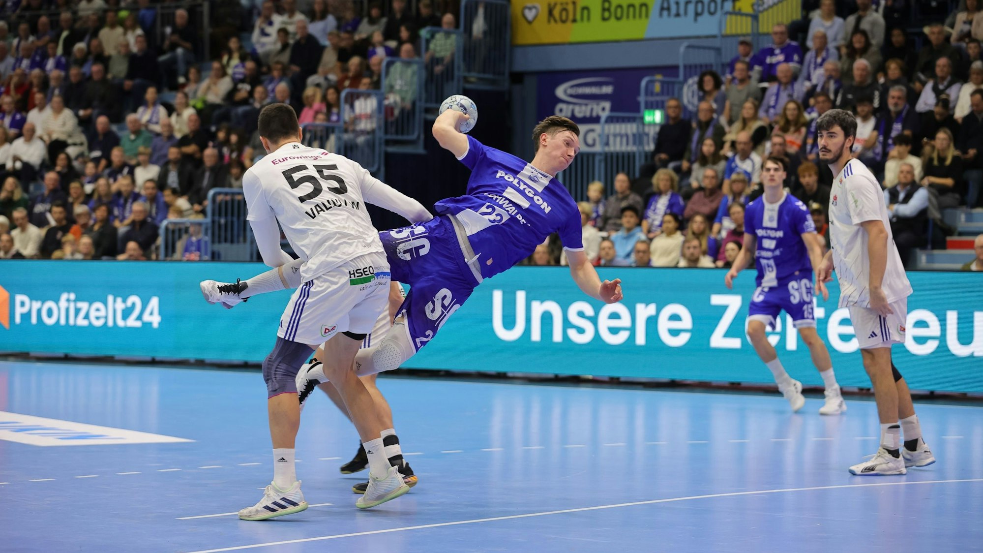 Handballer Ole Pregler bei einem Torabschluss.