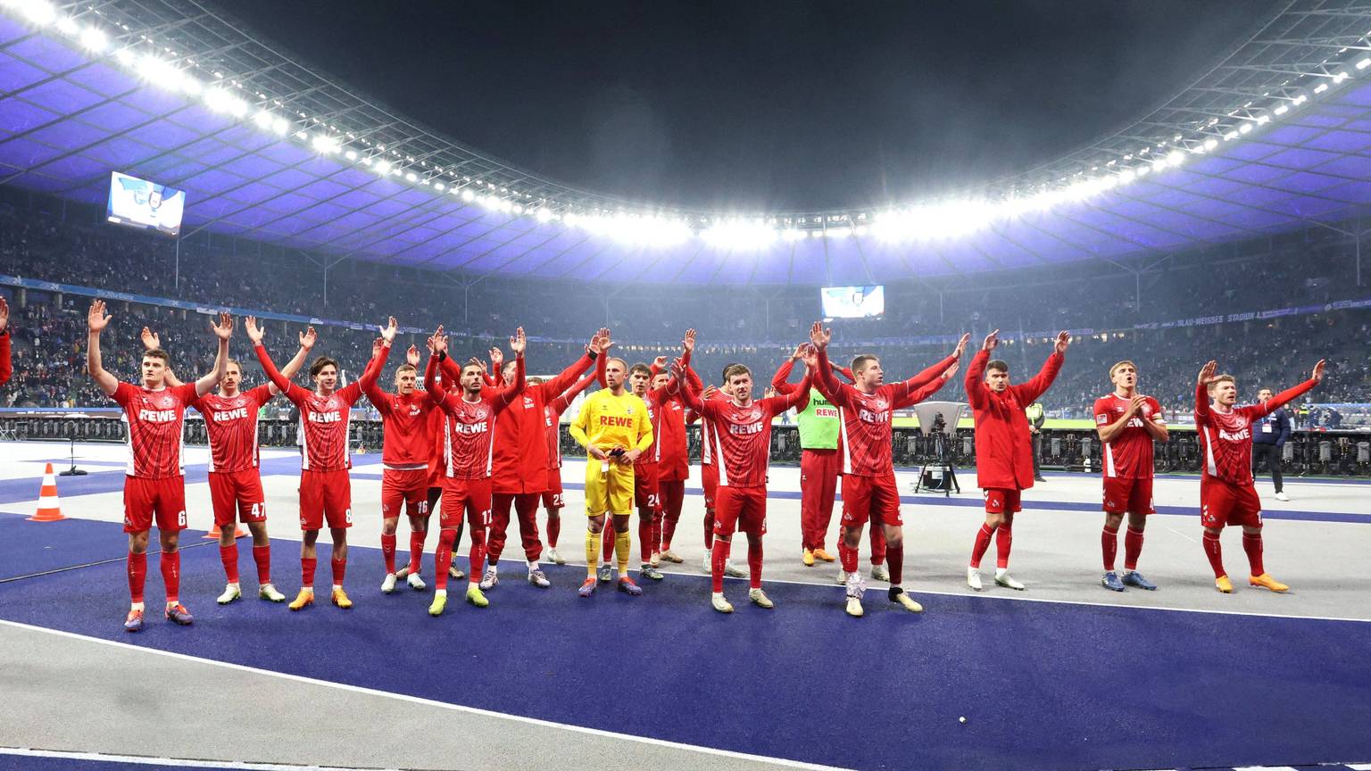Jubel im Berliner Olympiastadion: Die Mannschaft des 1. FC Köln vor der Kurve mit mehr als 15.000 Fans.