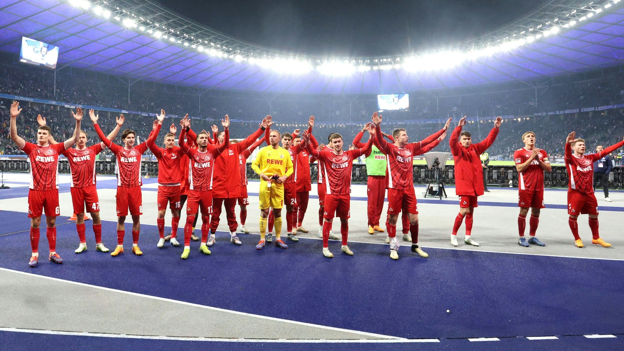 Jubel im Berliner Olympiastadion: Die Mannschaft des 1. FC Köln vor der Kurve mit mehr als 15.000 Fans.