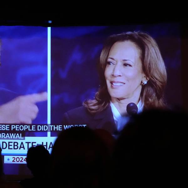 ARCHIV - 10.09.2024, USA, Portland: Der republikanische Präsidentschaftskandidat, der ehemalige US-Präsident Donald Trump und die demokratische Präsidentschaftskandidatin, US-Vizepräsidentin Kamala Harris sind während einer Präsidentschaftsdebatte auf einem Bildschirm zu sehen, während die Menschen im One Longfellow Square zusehen.
Die beiden sind gerade ständig im Fernsehen: Donald Trump und Kamala Harris. (zu dpa: «Donald Trump oder Kamala Harris») Foto: Robert F. Bukaty/AP/dpa - Honorarfrei nur für Bezieher des Dienstes dpa-Nachrichten für Kinder +++ dpa-Nachrichten für Kinder +++
