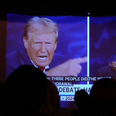 ARCHIV - 10.09.2024, USA, Portland: Der republikanische Präsidentschaftskandidat, der ehemalige US-Präsident Donald Trump und die demokratische Präsidentschaftskandidatin, US-Vizepräsidentin Kamala Harris sind während einer Präsidentschaftsdebatte auf einem Bildschirm zu sehen, während die Menschen im One Longfellow Square zusehen.
Die beiden sind gerade ständig im Fernsehen: Donald Trump und Kamala Harris. (zu dpa: «Donald Trump oder Kamala Harris») Foto: Robert F. Bukaty/AP/dpa - Honorarfrei nur für Bezieher des Dienstes dpa-Nachrichten für Kinder +++ dpa-Nachrichten für Kinder +++