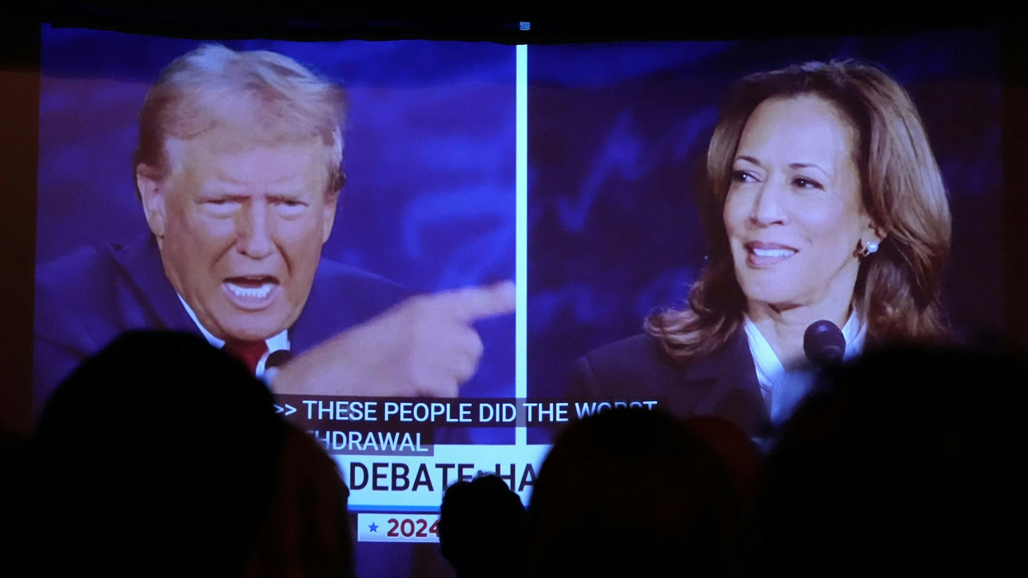 ARCHIV - 10.09.2024, USA, Portland: Der republikanische Präsidentschaftskandidat, der ehemalige US-Präsident Donald Trump und die demokratische Präsidentschaftskandidatin, US-Vizepräsidentin Kamala Harris sind während einer Präsidentschaftsdebatte auf einem Bildschirm zu sehen, während die Menschen im One Longfellow Square zusehen.
Die beiden sind gerade ständig im Fernsehen: Donald Trump und Kamala Harris. (zu dpa: «Donald Trump oder Kamala Harris») Foto: Robert F. Bukaty/AP/dpa - Honorarfrei nur für Bezieher des Dienstes dpa-Nachrichten für Kinder +++ dpa-Nachrichten für Kinder +++