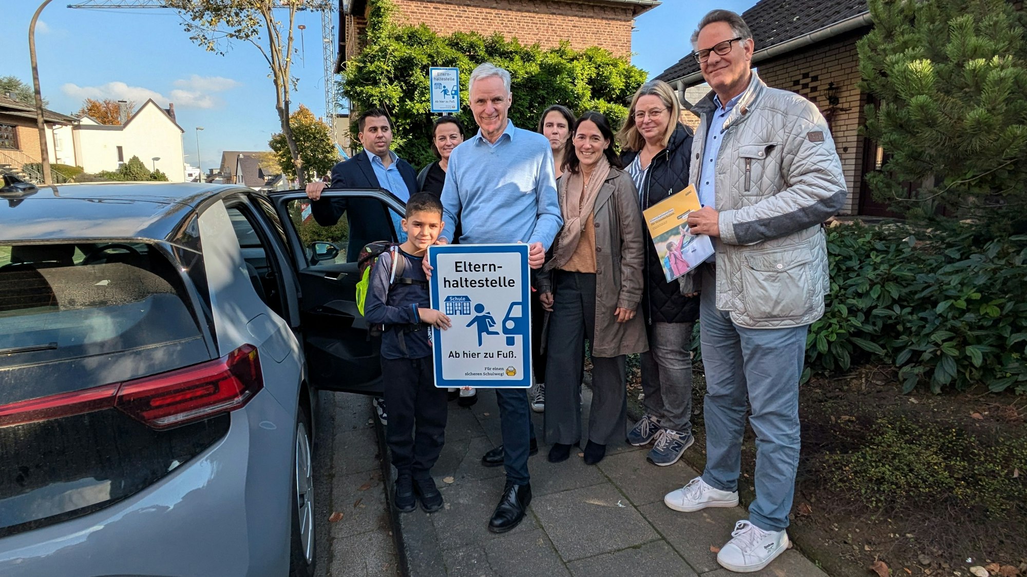 Bürgermeister Rolf Schumacher an der ersten Elternhaltestelle mit Bilal Bodabouz, Sabine Zilger, Nina Lanzrath, Susanne Petram, Petra Kelter und Roman Suthold.
