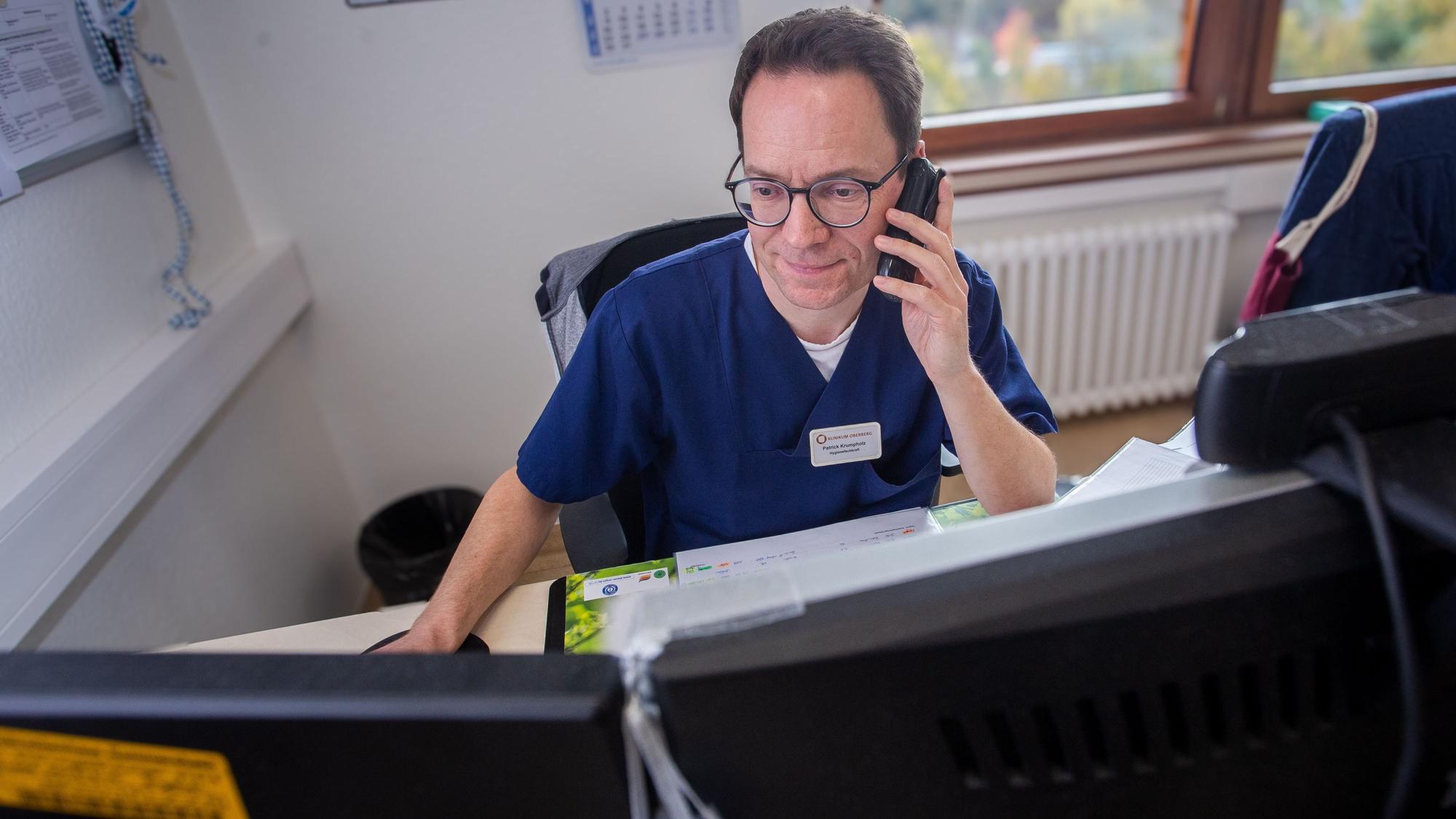 Patrick Krumpholz hält ein Telefon ans Ohr.