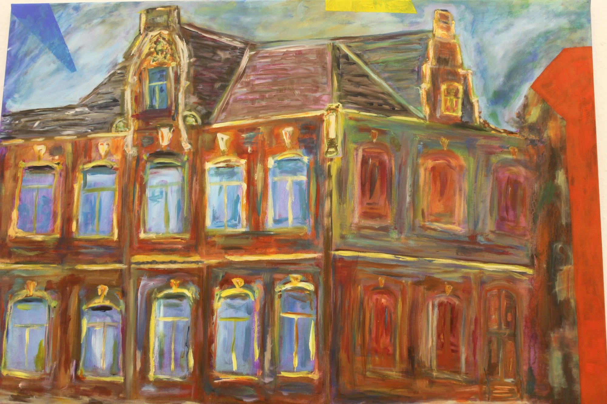 Die gelben Umrisse der Fenster des Stadthauses sehen aus, als wären sie erleuchtet.