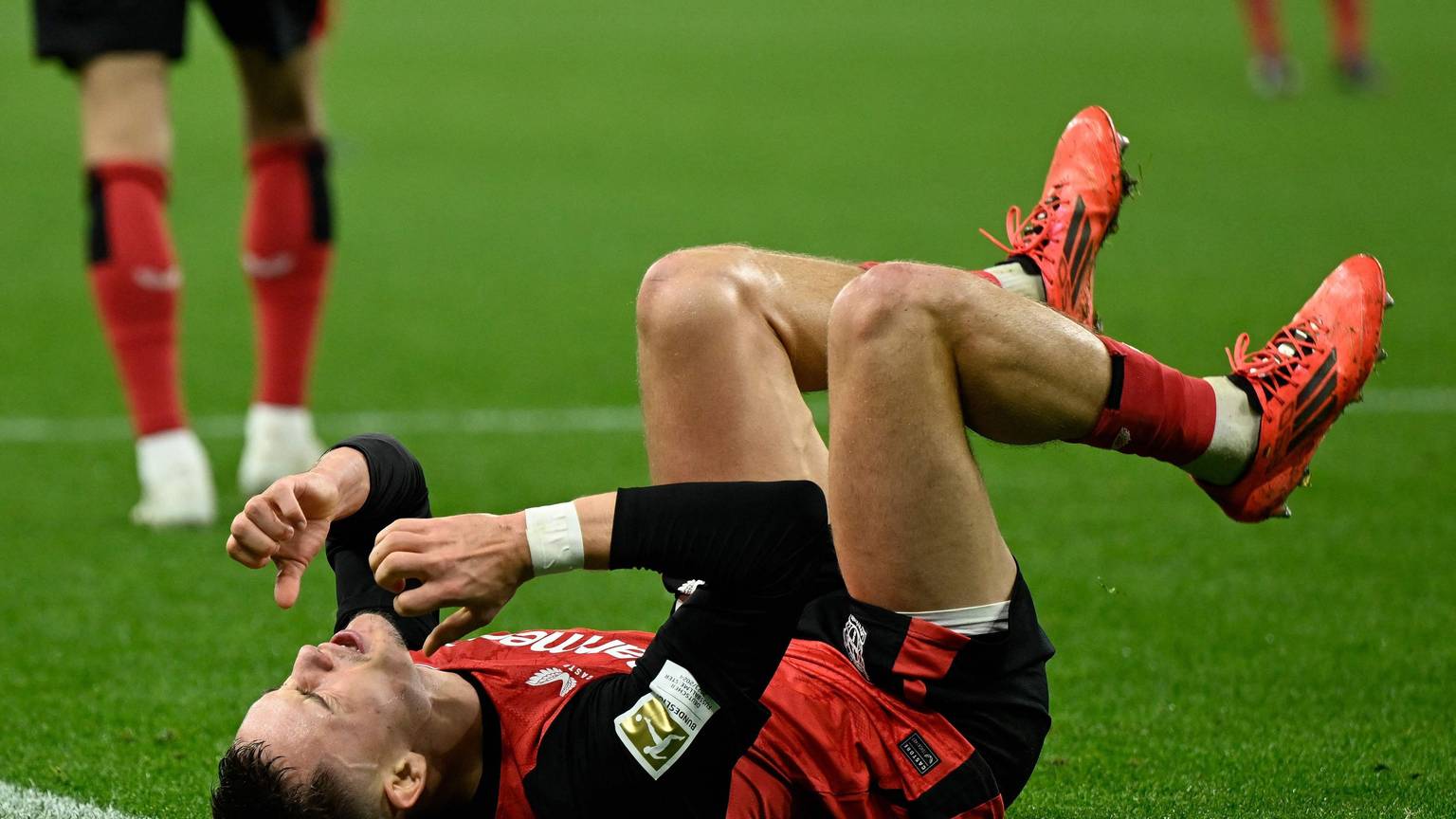 Reichlich Verzweiflung: Leverkusens Florian Wirtz reagiert beim 0:0 gegen Stuttgart nach einer verpassten Gelegenheit.