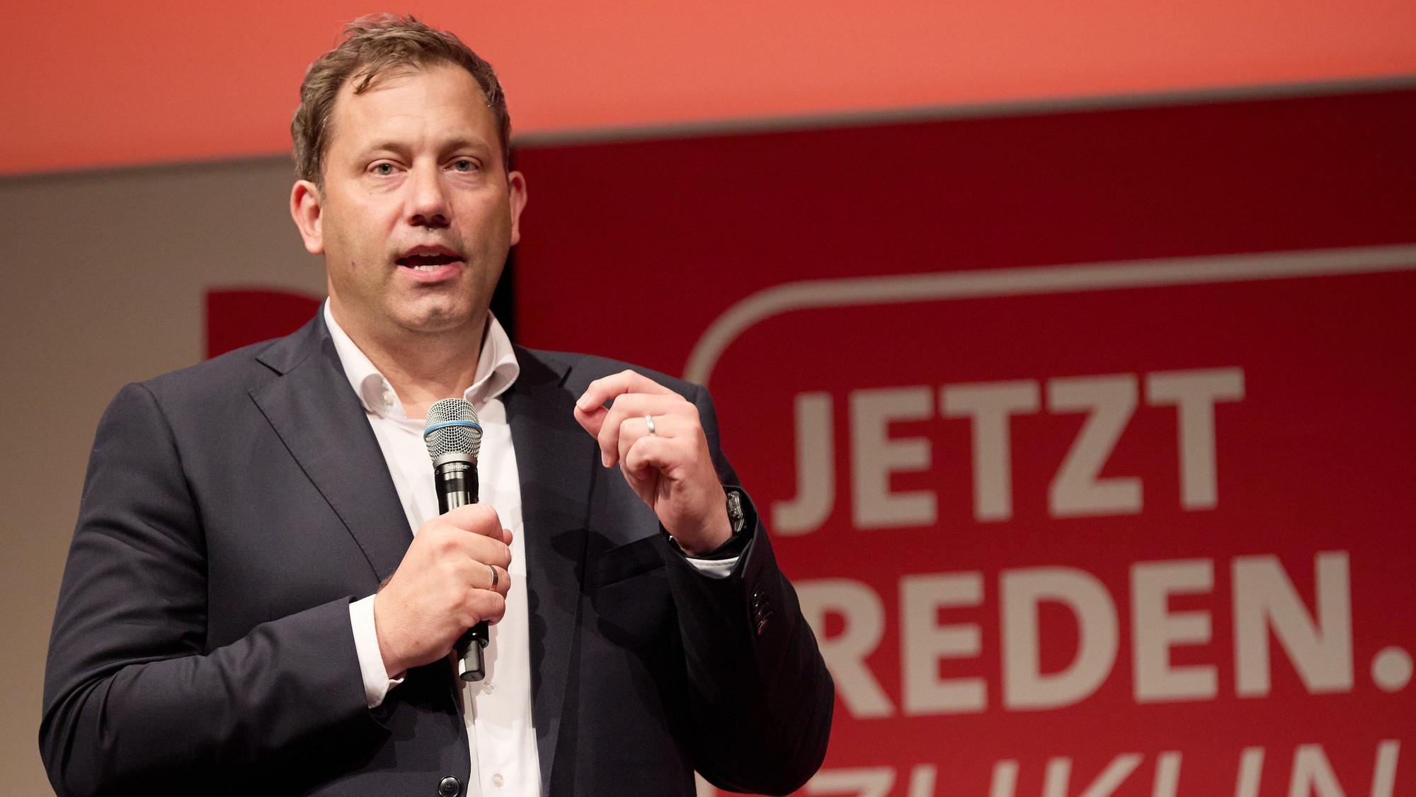 SPD-Vorsitzender Lars Klingbeil steht mit Mikrofon auf der Bühne. (Archivbild)