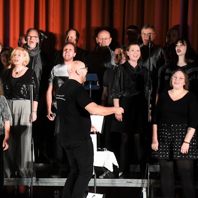 Das Foto zeigt einen Chor beim Gesang.