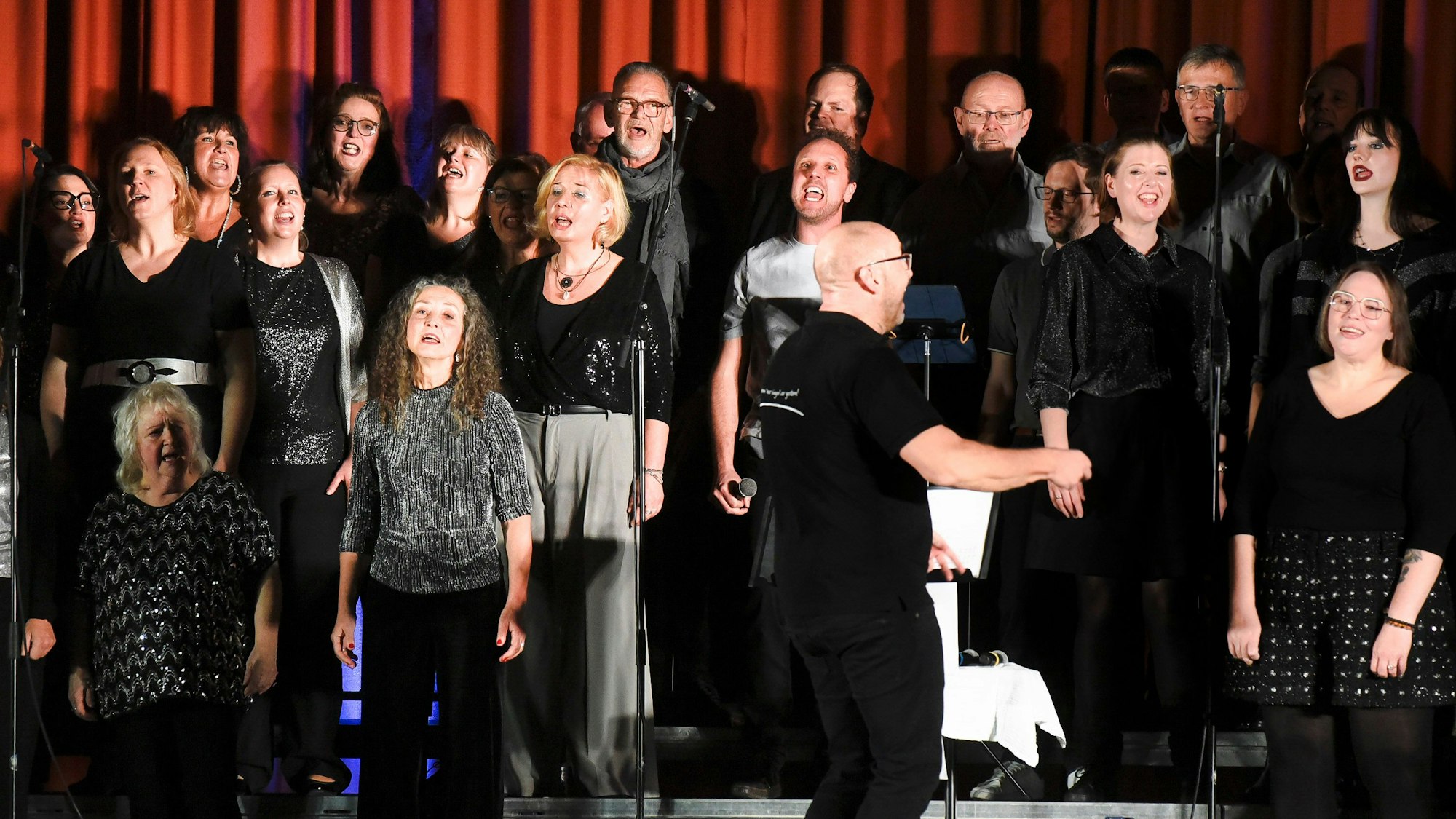 Das Foto zeigt einen Chor beim Gesang.