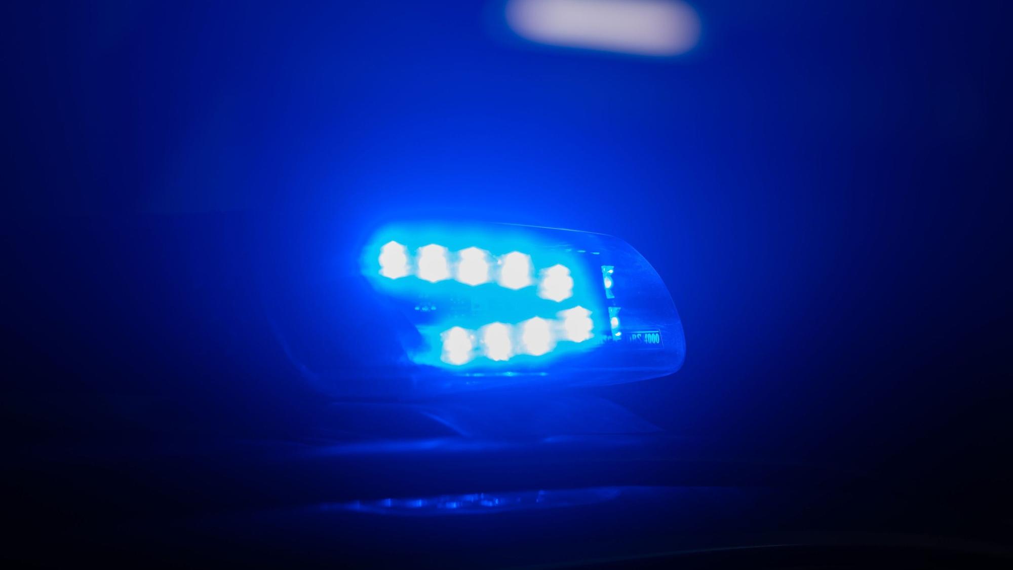 Ein Blaulicht leuchtet auf dem Dach eines Polizeiautos.